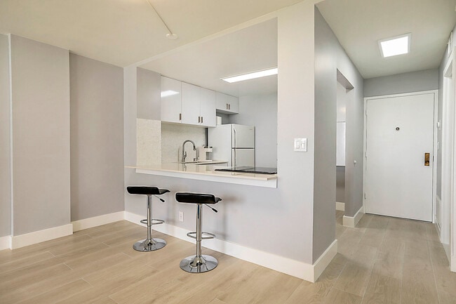 Building Photo - 2121 N Ocean Blvd