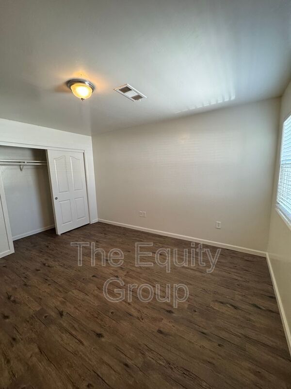 Building Photo - 433 N Park St