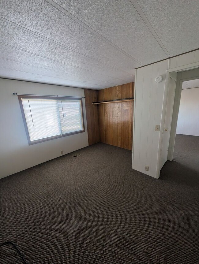 Building Photo - 8216 Homedale Rd