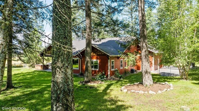 Building Photo - Stunning Columbia Falls Home w/horse pasture
