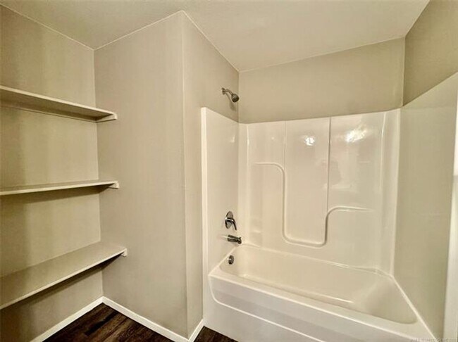 Building Photo - 4 bed/2 bath newer construction in prime location in Claremore!