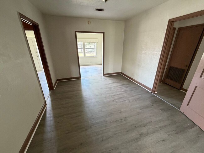 Building Photo - Charming 3 Bed, 1 Bath newly renovated home.