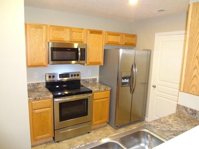 Building Photo - Excellent Townhouse in Ideal Location