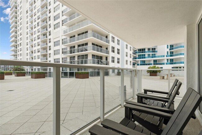 Building Photo - 2751 S Ocean Dr