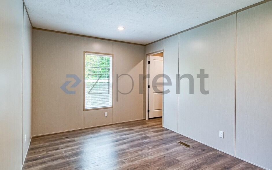 Building Photo - Unit