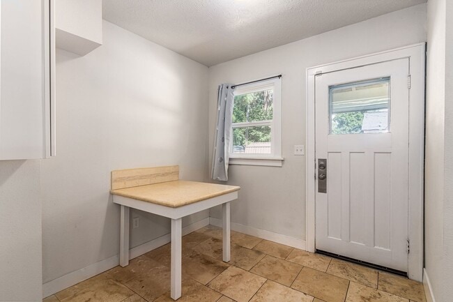 Building Photo - Charming 5-Bedroom South Hill Home Near Manito Par