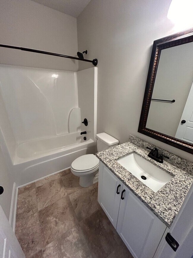 Building Photo - 204 Pebble Ln