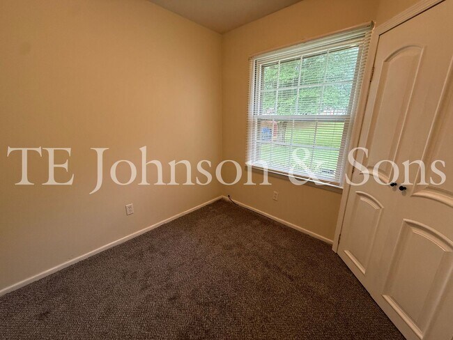 Building Photo - Charming 4 Bedroom Ranch with Fenced Yard and Hardwood Floors