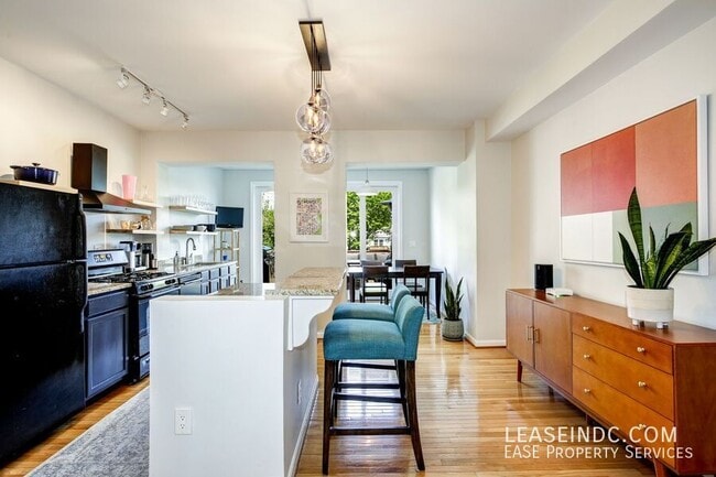 Building Photo - 719 Gallatin St NW