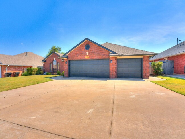 Building Photo - Beautiful 4 Bedroom Home with Inground Poo...