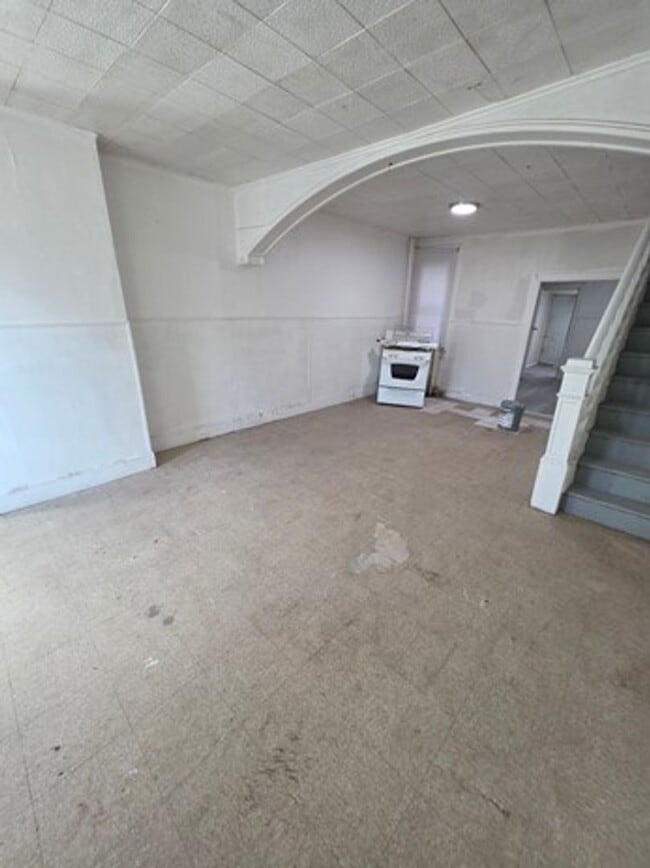 Building Photo - 3 Bedroom - 1102