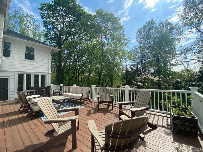 Building Photo - 50 Greenacres Ave