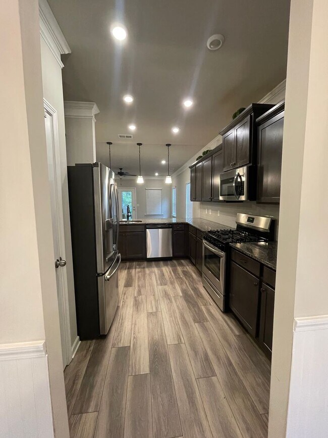 Building Photo - Beautiful Home in Gated Community with Pre...