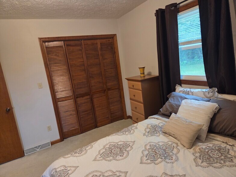 Master Bedroom - 109 Amhurst Ln