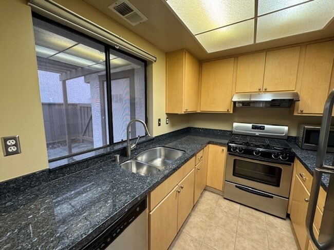 Building Photo - Wonderful 3 bedroom townhome in Main Chance Estates