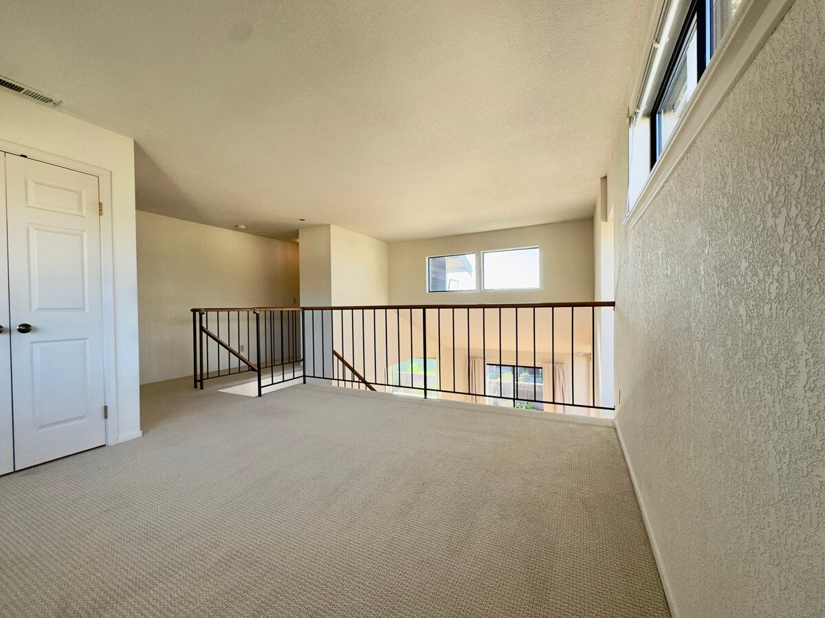 Building Photo - 2221 Pinehurst Way