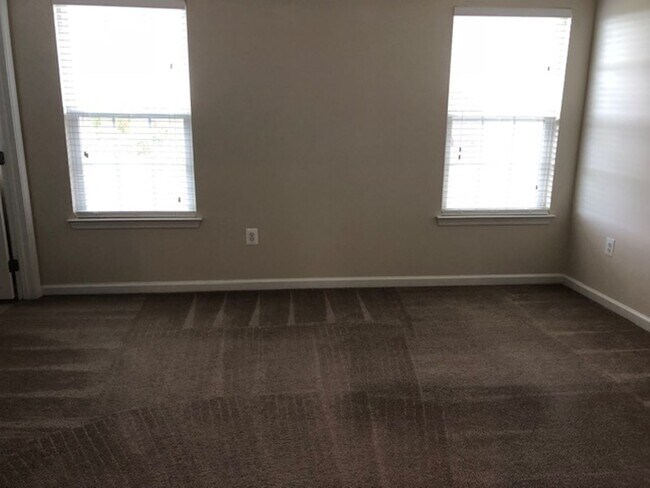Building Photo - JUST REDUCED!!!!  3 Bedroom Townhome in Wa...
