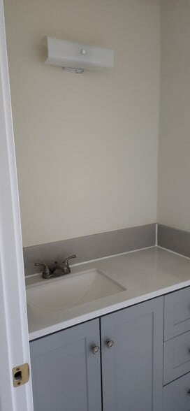 Building Photo - 800 Narregan St