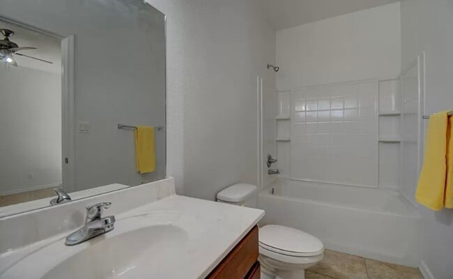 Building Photo - COMING SOON Large 5 Bedroom home with loft...