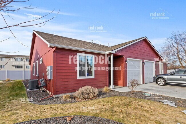 Primary Photo - 304 S Marigold Ln