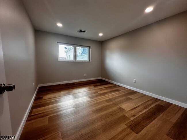 Building Photo - 23 Chestnut St