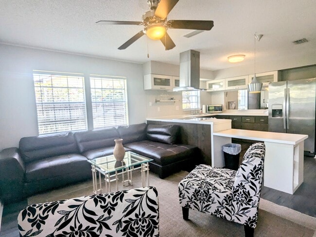 Building Photo - 1352 Riverside Cir