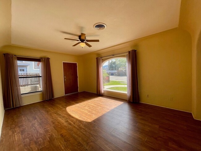 Building Photo - 2 Bedroom 1 Bathroom Home in Spring Valley