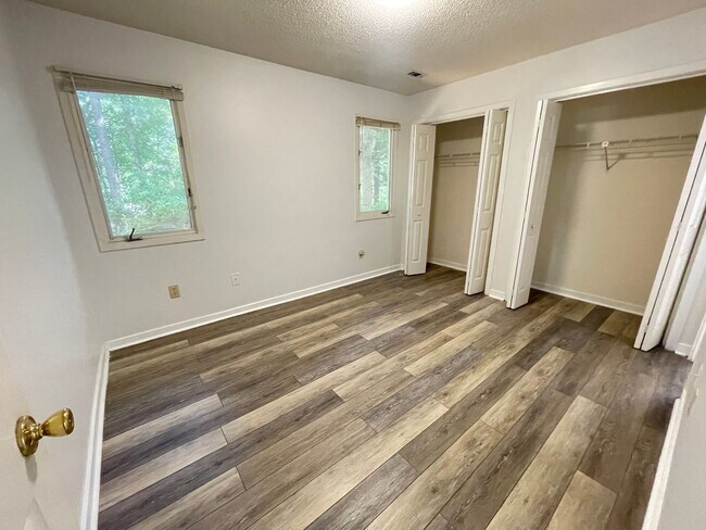 Building Photo - Updated, polished 2br END UNIT in Mill Cre...