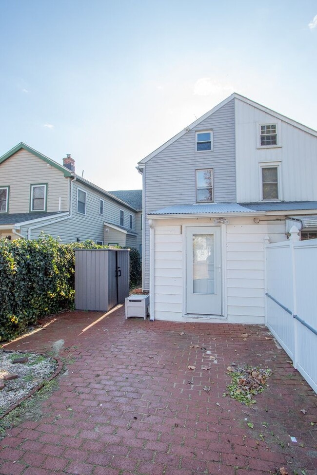 Building Photo - Wonderful Updated TownHouse in the Heart of Middletown - On Main St