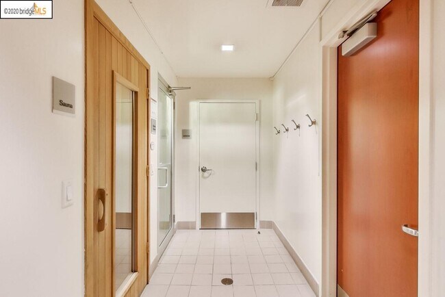 Building Photo - 585 9th St