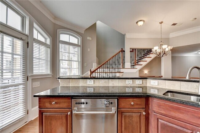 Building Photo - 813 Clifton Heights Ln NE