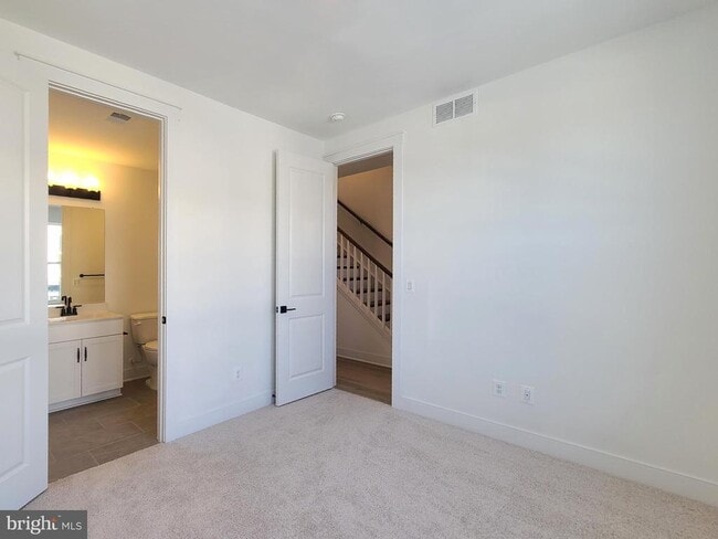 Building Photo - 5046 Bigleaf Rd