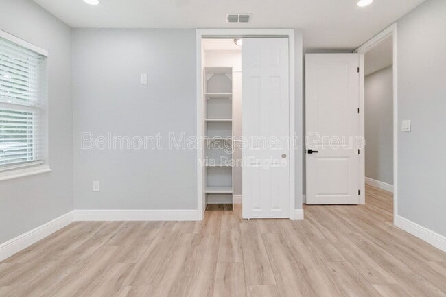 Building Photo - 2031 Temple Dr
