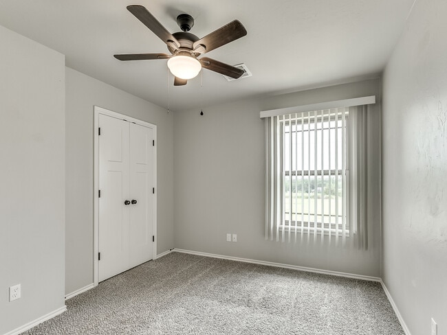 Building Photo - 2202 Buchanan Dr