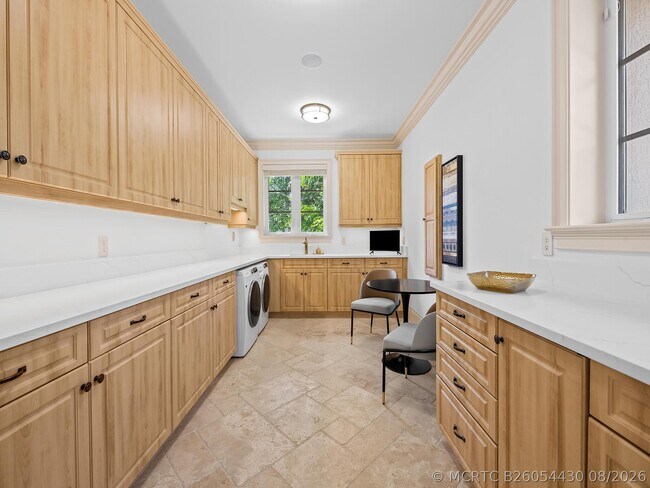 Building Photo - 639 Middle River Dr