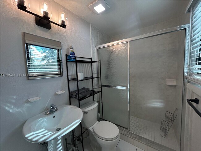 Building Photo - 1534 Monroe St