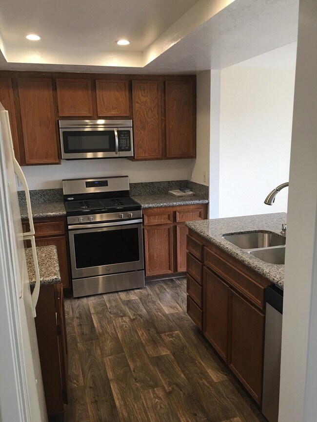 Building Photo - 3BD 3BA Split Level Condo located in Mission Valley