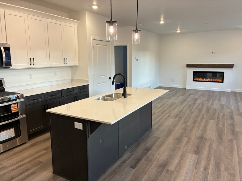 Building Photo - 708 N Plainsman Dr