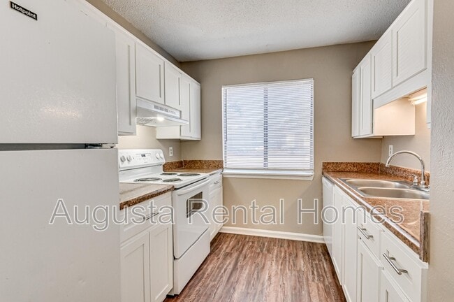 Building Photo - 2812 Thomas Ln