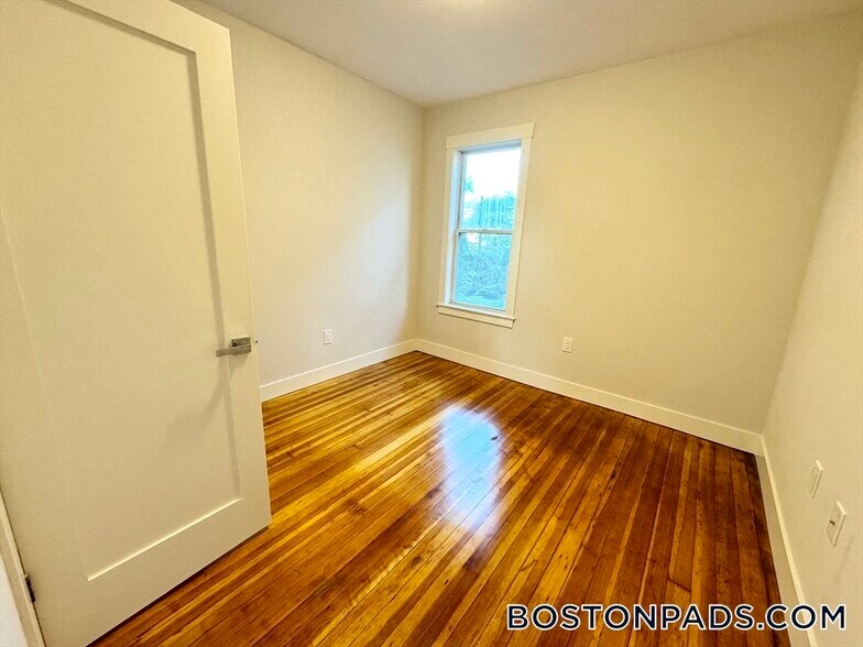 Building Photo - 147 E Cottage St