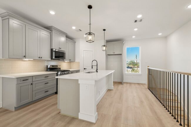 Building Photo - 6330 Del Rio St