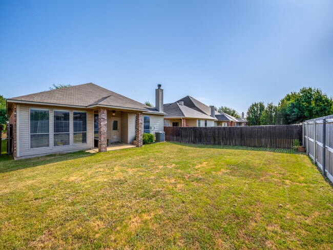 Building Photo - 3213 Hornbeam St