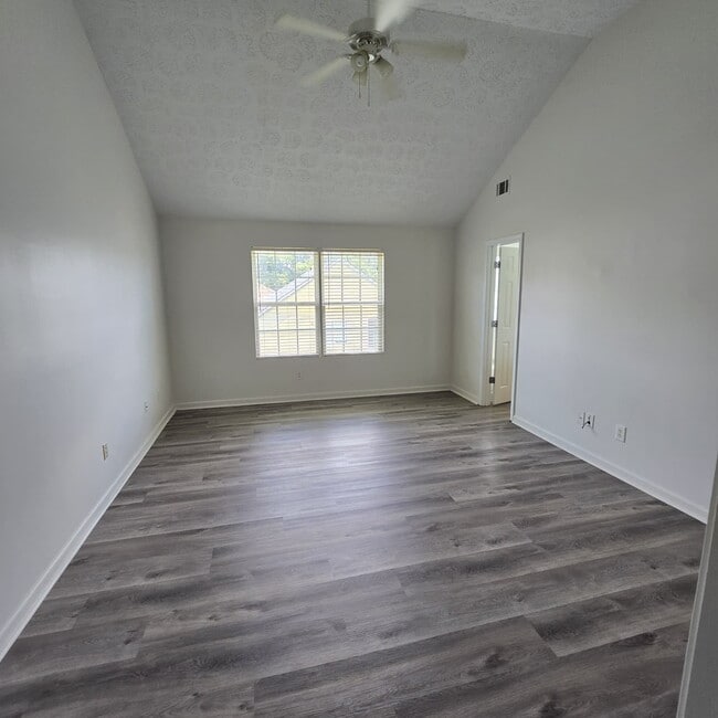 Building Photo - "Charming 3-Bed Retreat with 2.5 Baths on Cimmaron Court, Hampton!"