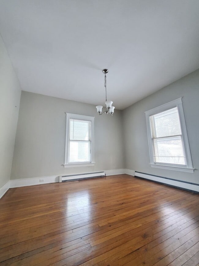 Building Photo - Well updated 3br with full laundry  Huge garage