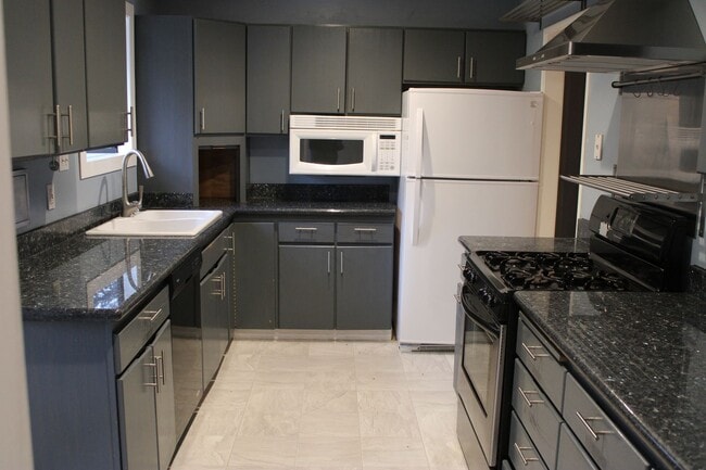 Building Photo - Charming 3 Bed 1 Bath House on tree lined street