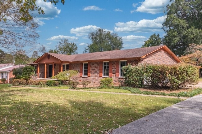 Building Photo - 204 Lake Cir Dr