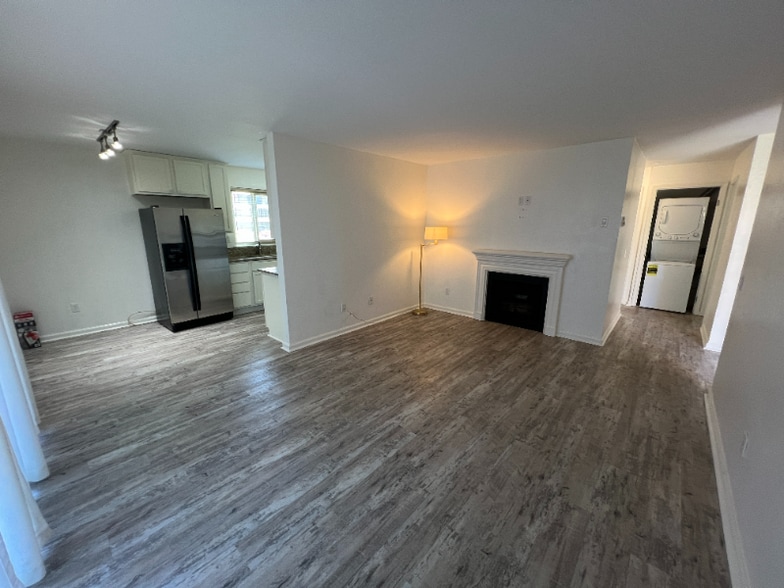 Building Photo - 300 Glenwood Cir
