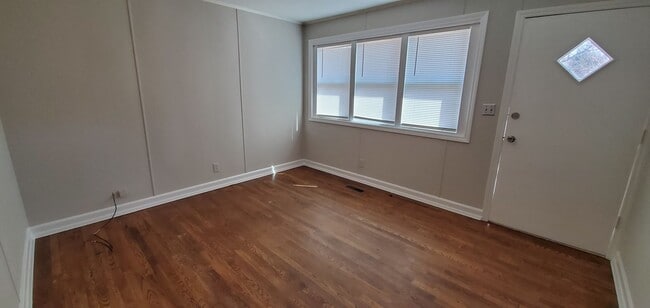 Building Photo - Brick ranch with 2 bedrooms