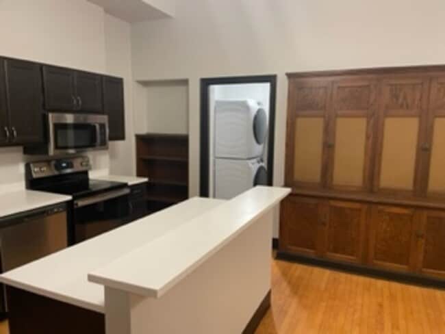 Building Photo - Central Square