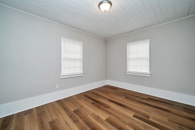 Building Photo - Beautifully Maintained 3/3 Home with Over ...